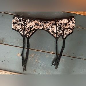 NWOT Garter